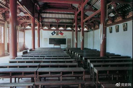 说明:1926年3月，毛泽东任第六届农民运动讲习所所长。图为广州农民运动讲习所课堂。